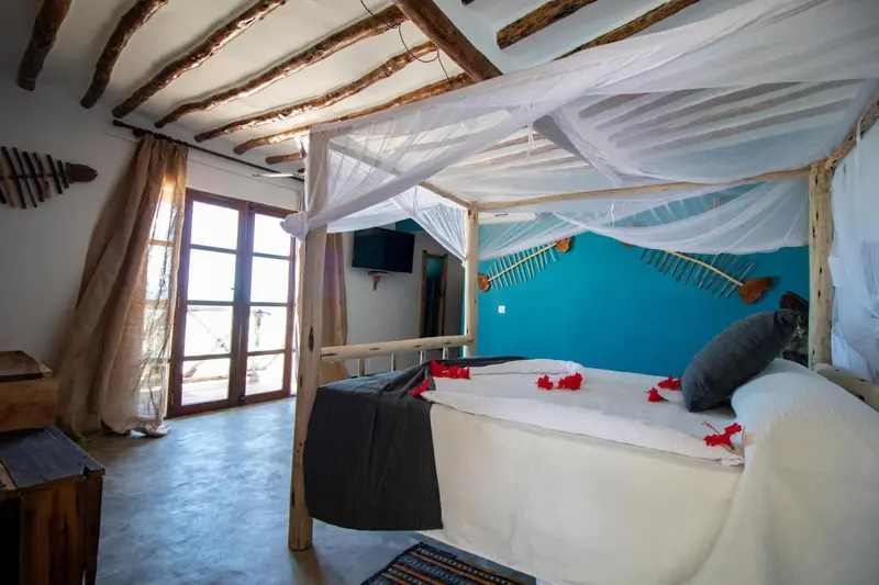 Une chambre à coucher avec un lit à baldaquin et une décoration exotique.