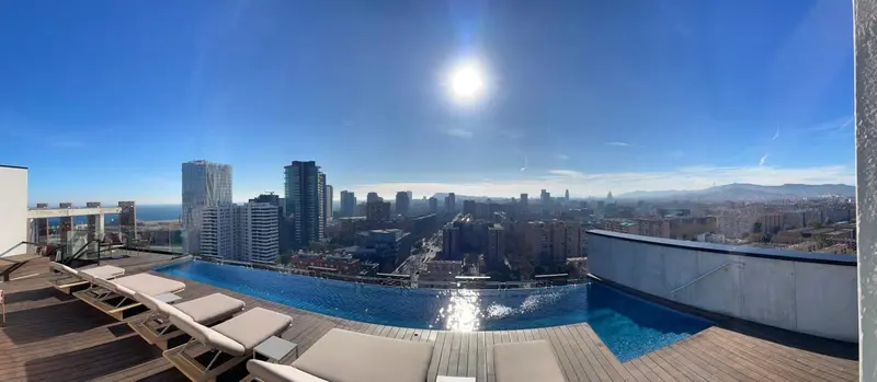 Vue aérienne sur une ville côtière depuis une piscine à débordement.