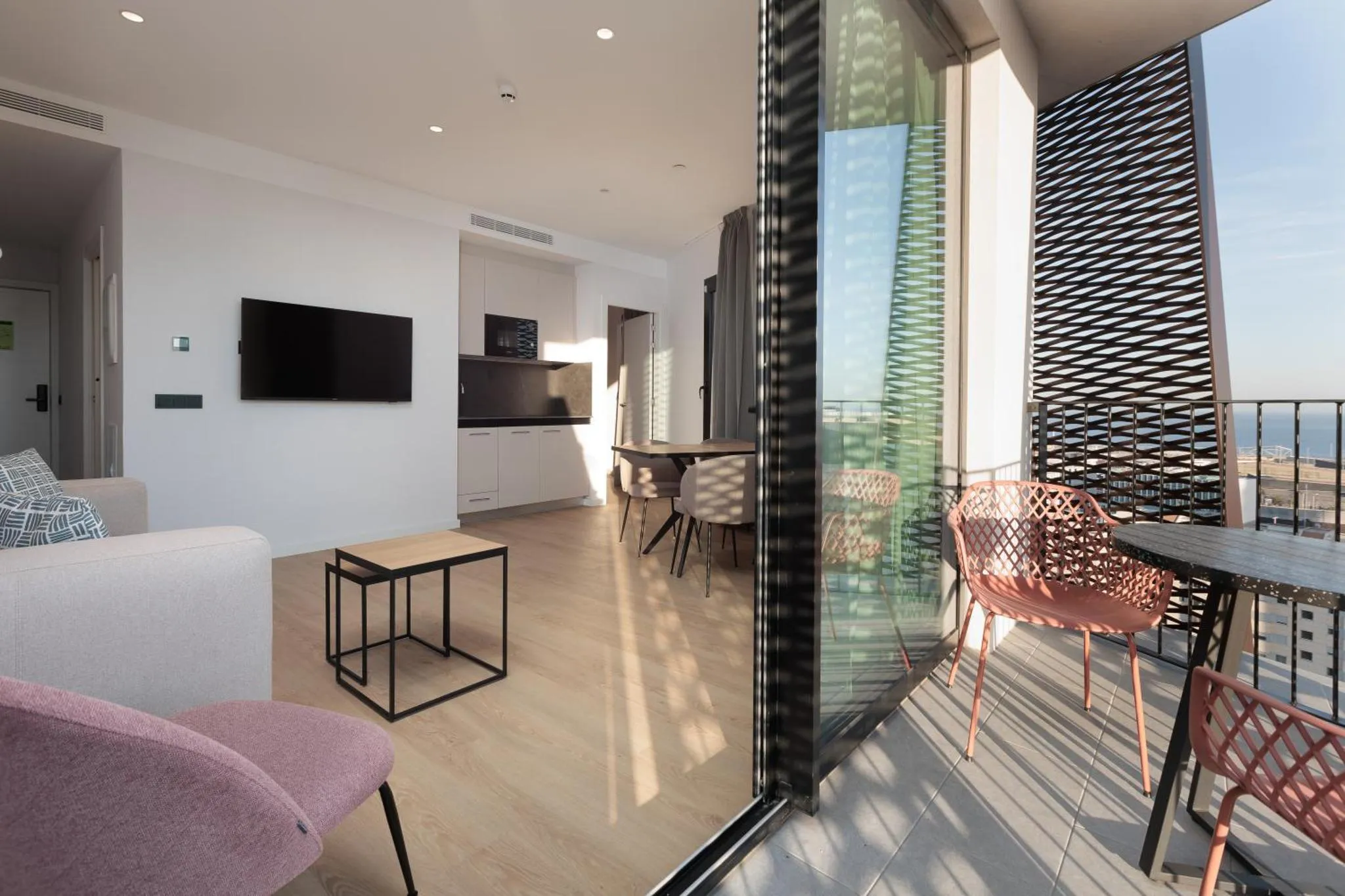Un salon lumineux s'ouvre sur une terrasse avec vue sur la mer.