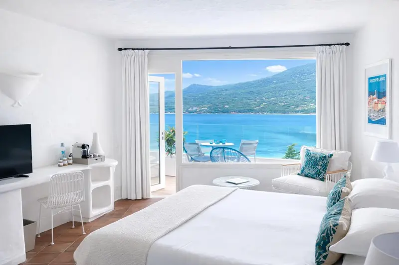Chambre lumineuse avec vue sur la mer et les montagnes.