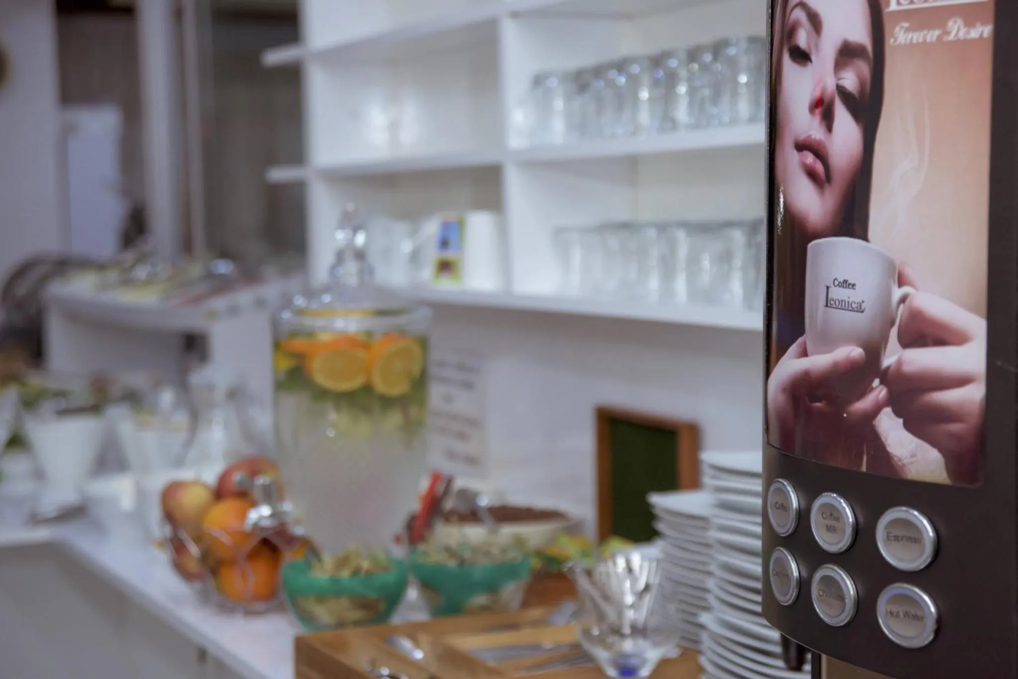 Un buffet propose des fruits, des pâtisseries et des boissons.
