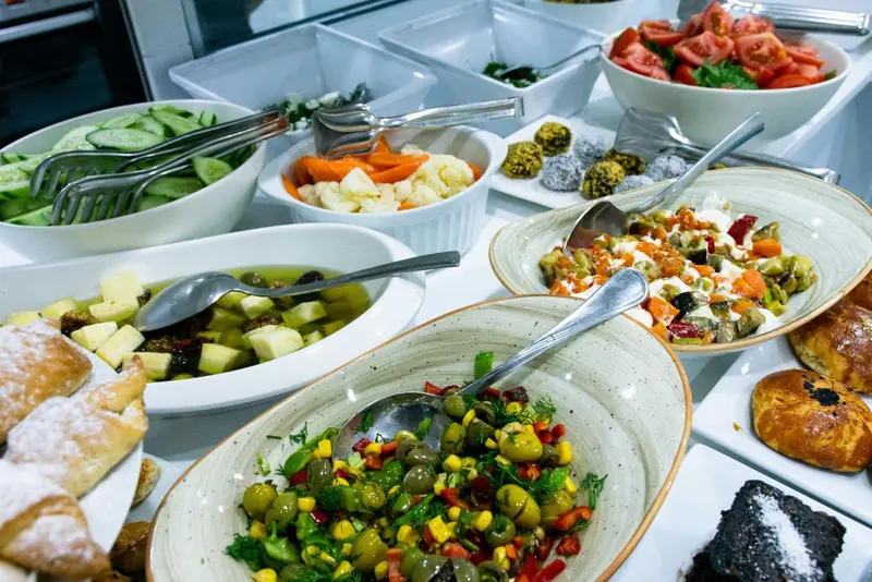 Un buffet propose une variété de salades et de plats préparés.