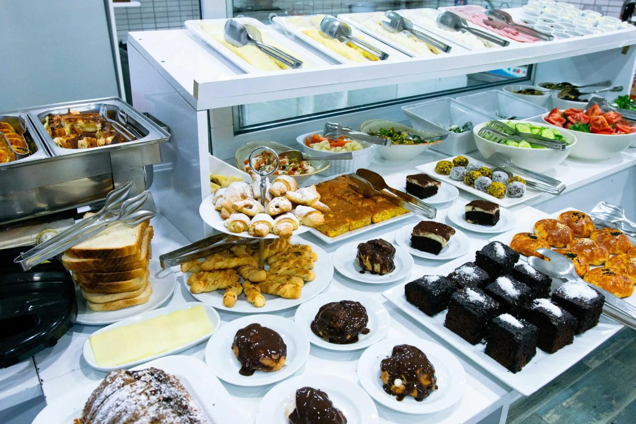 Un buffet propose une grande variété de plats sucrés et salés.