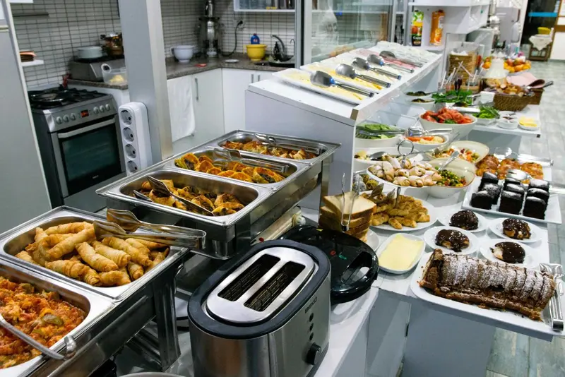 Un buffet propose une grande variété de plats chauds et froids.
