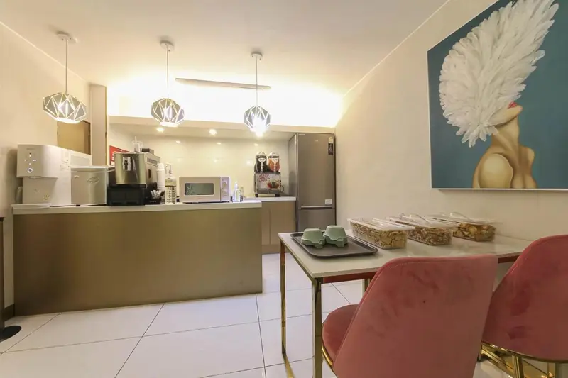 Une kitchenette lumineuse avec un plan de travail et des appareils électroménagers.