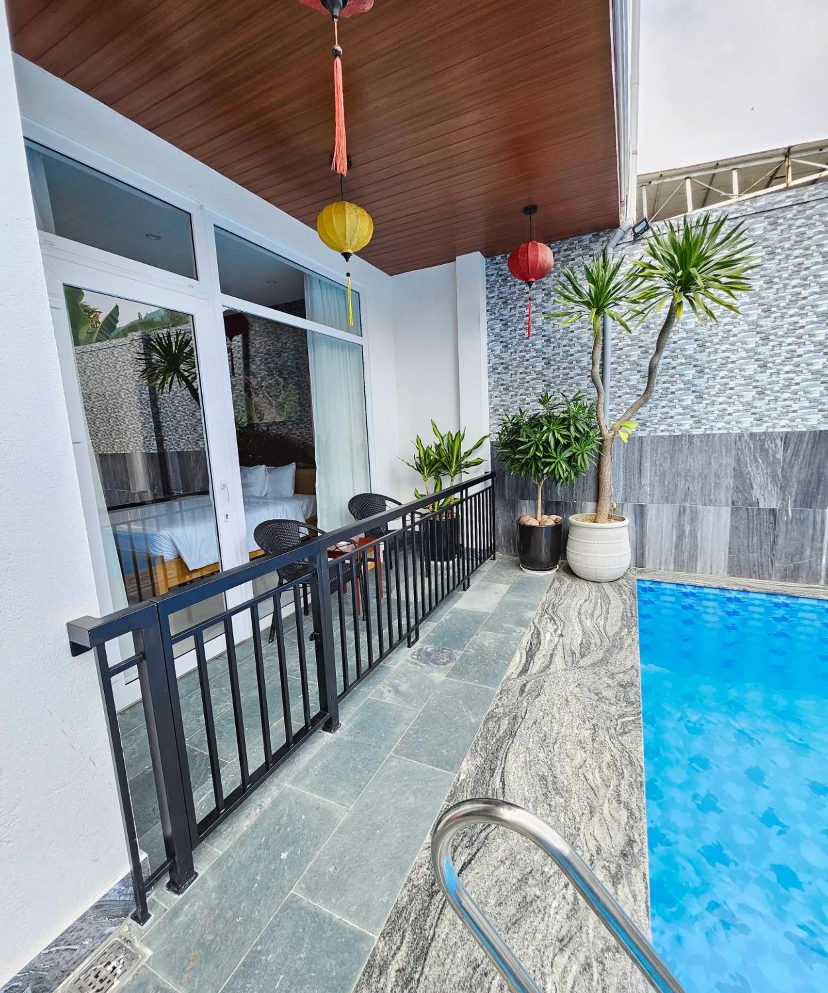 Terrasse avec mobilier et piscine attenante.
