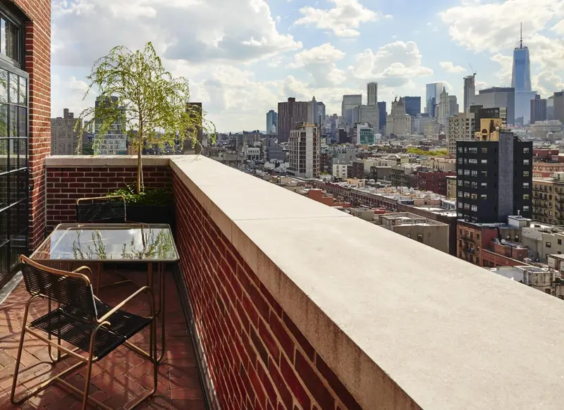 Terrasse avec mobilier et vue sur la ville.