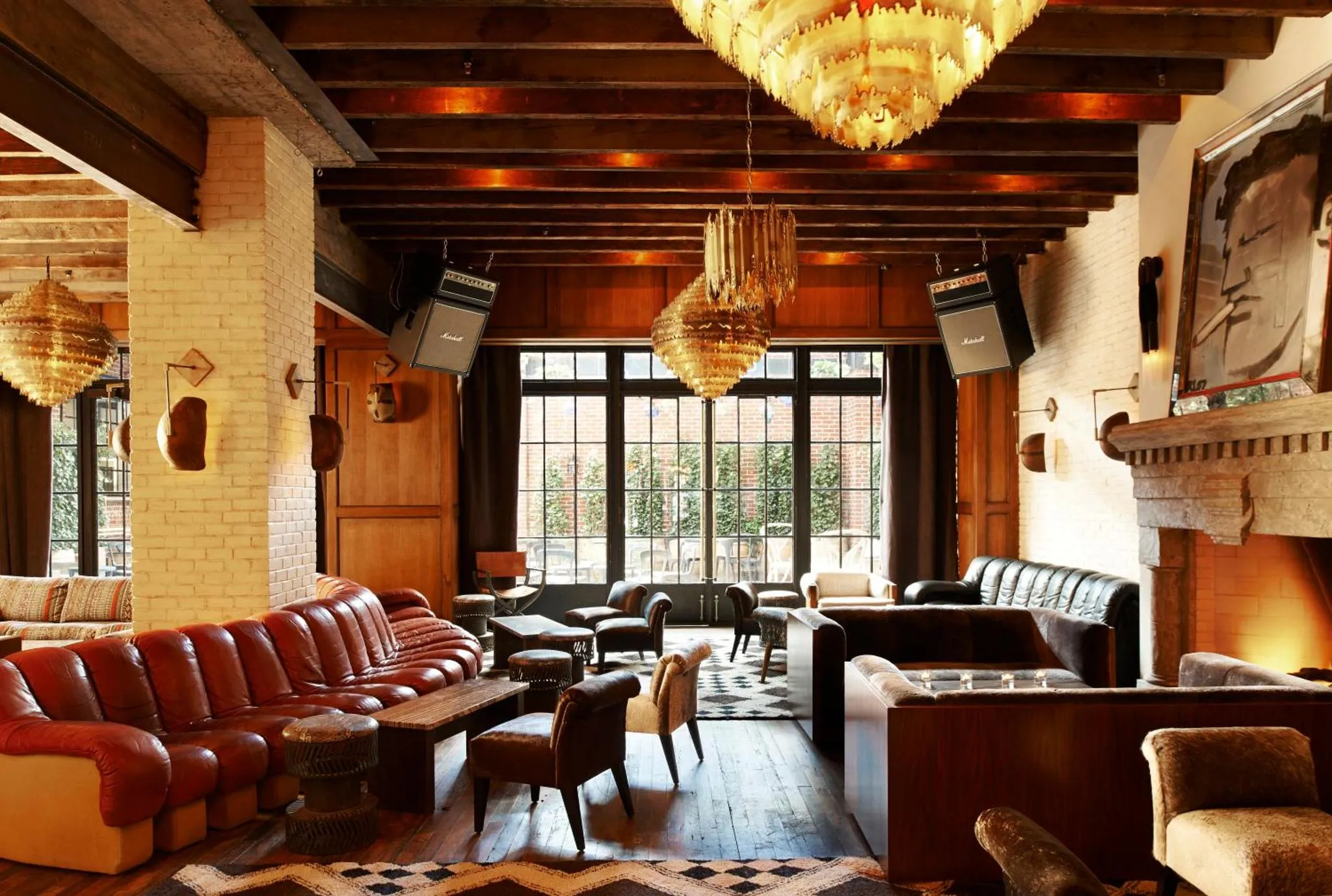Un espace de détente intérieur avec des canapés en cuir et des luminaires suspendus.