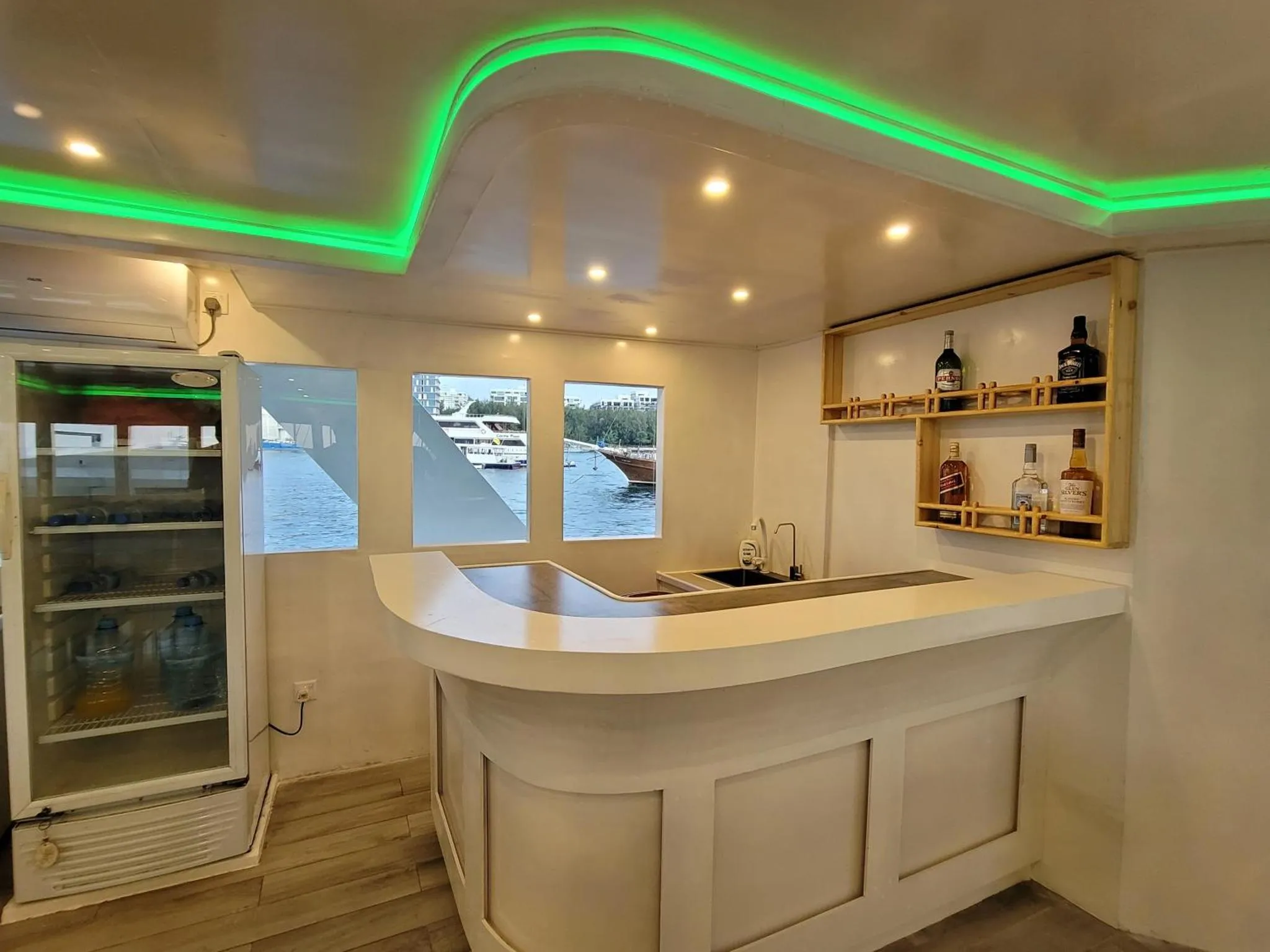 Un comptoir de bar blanc avec des bouteilles et des boissons.