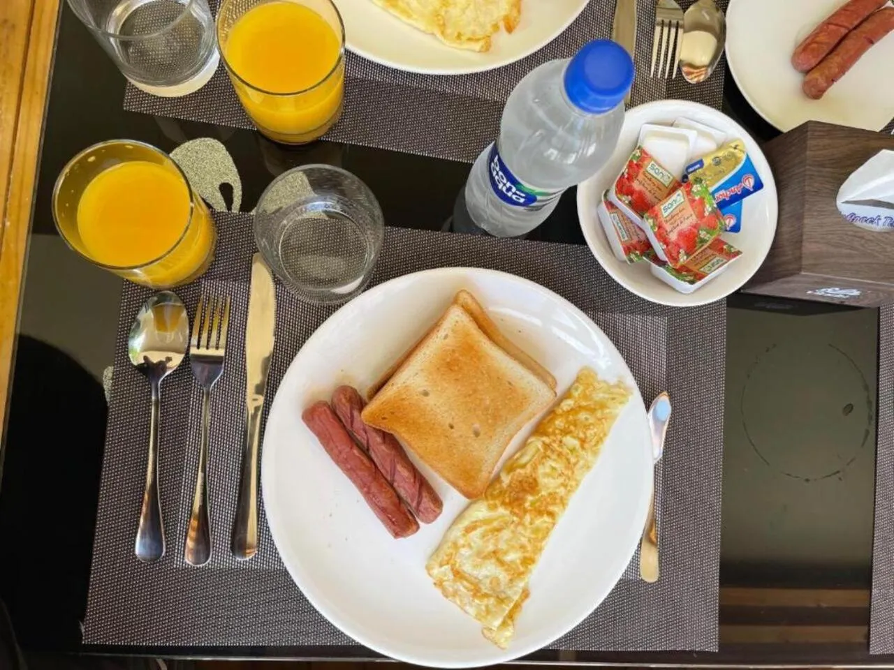 Un petit-déjeuner est servi sur une table.