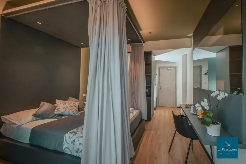 Une chambre à coucher lumineuse avec un lit à baldaquin et une décoration sobre.