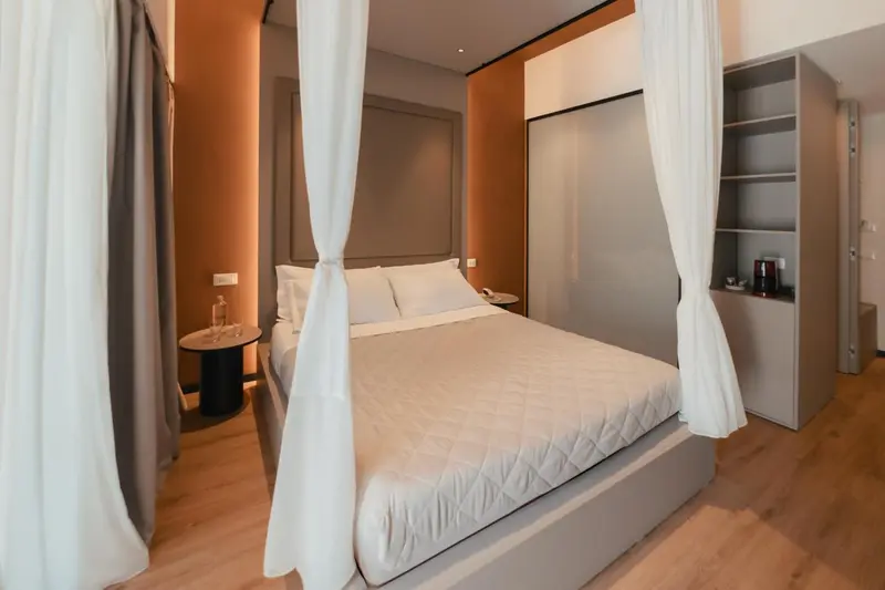 Une chambre avec un grand lit à baldaquin et une décoration moderne.