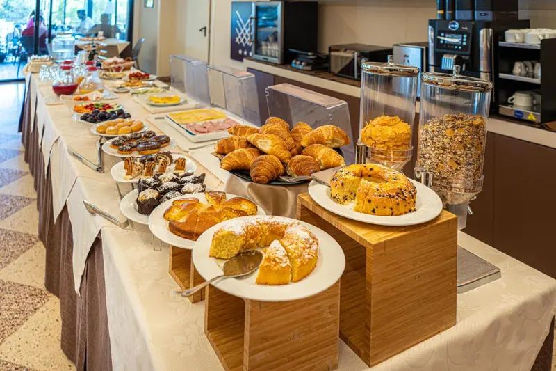Un buffet propose une grande variété de pâtisseries et de viennoiseries.