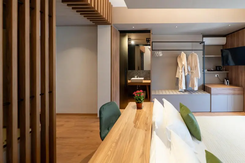 Une chambre lumineuse avec un lit et un espace détente.