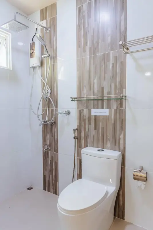 Une salle de bain moderne avec douche et toilettes.