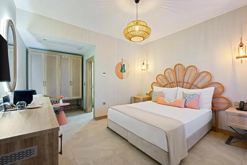 Une chambre lumineuse avec un grand lit et une décoration murale originale.