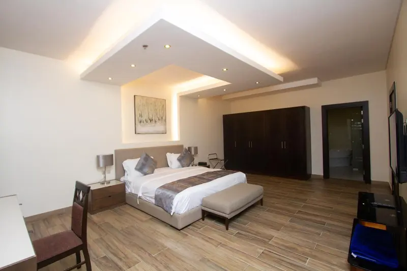 Une chambre lumineuse avec un grand lit et un espace détente.