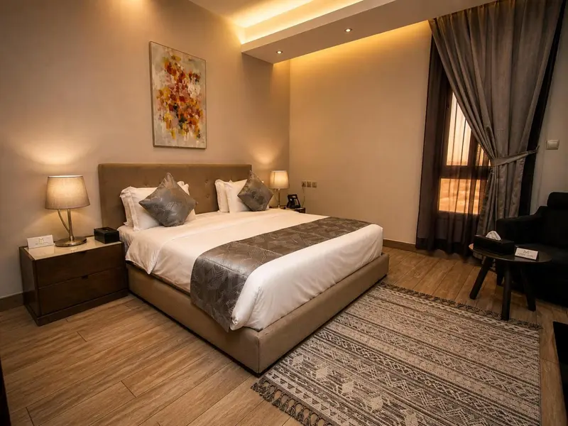 Une chambre lumineuse avec un grand lit et une décoration sobre.