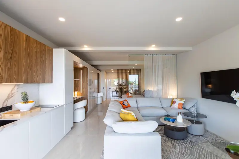 Espace de vie lumineux avec coin salon et kitchenette.