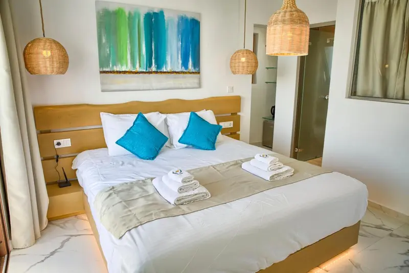 Une chambre lumineuse avec un grand lit et une décoration moderne.