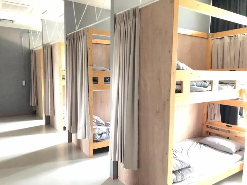 Lits superposés dans un dortoir clair et minimaliste.