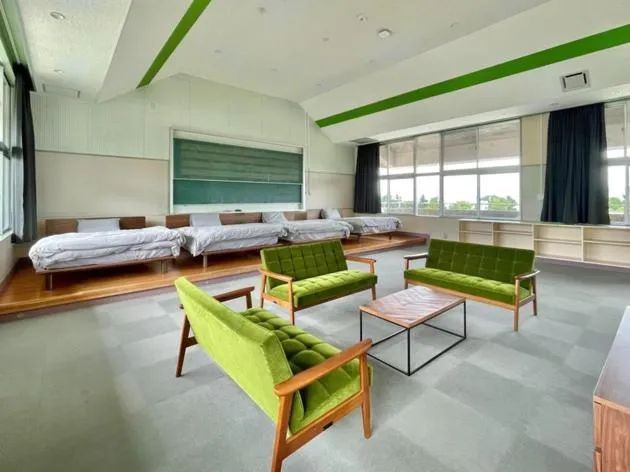 Une salle lumineuse avec des lits et des espaces de détente.