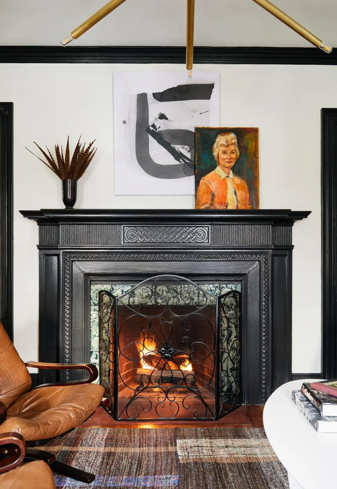Une cheminée en pierre sombre avec un feu allumé dans un intérieur décoré.
