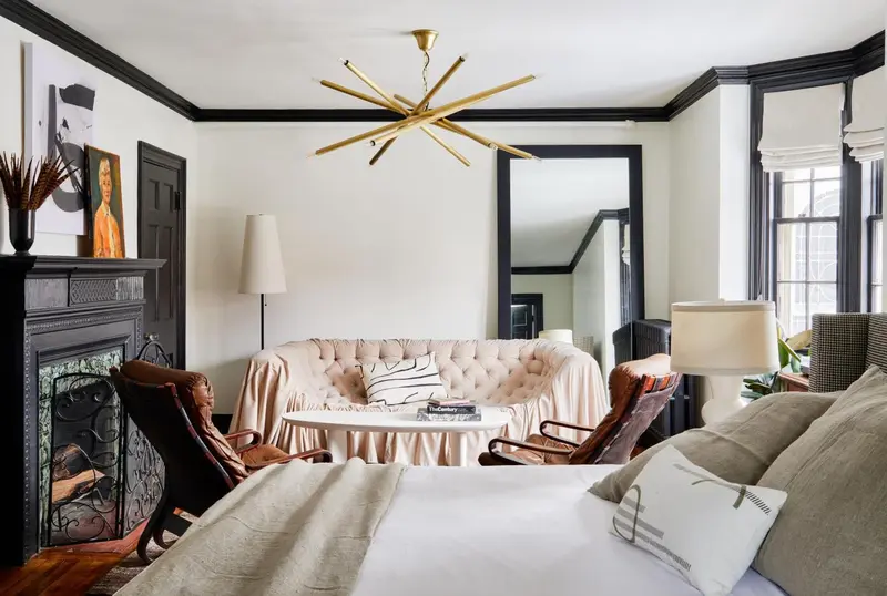 Une chambre à coucher lumineuse avec un canapé et un lit.