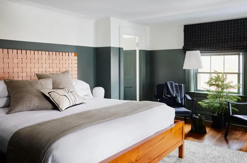 Une chambre à coucher lumineuse avec un grand lit et une décoration moderne.