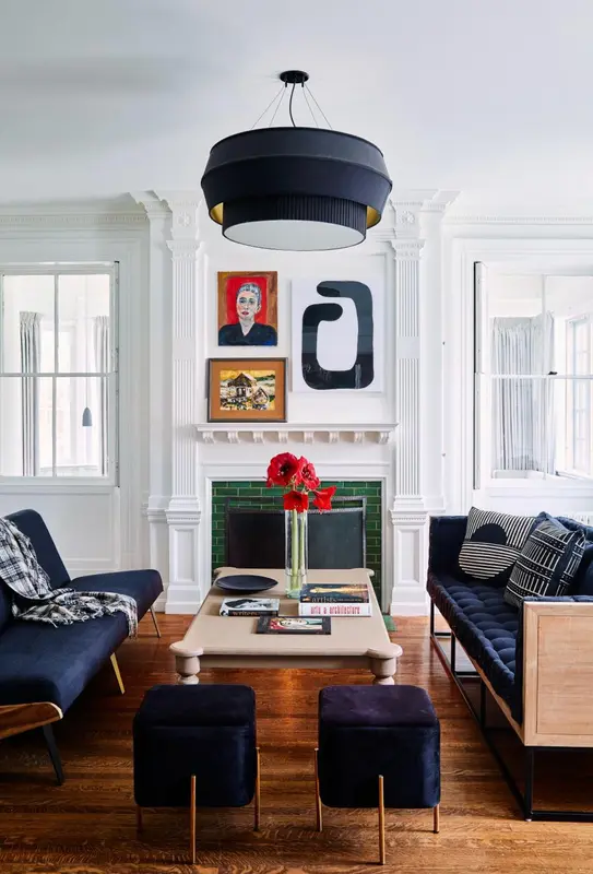 Un salon contemporain avec une cheminée et des fauteuils confortables.