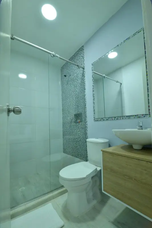 Une salle de bain moderne avec douche à l'italienne et lavabo.