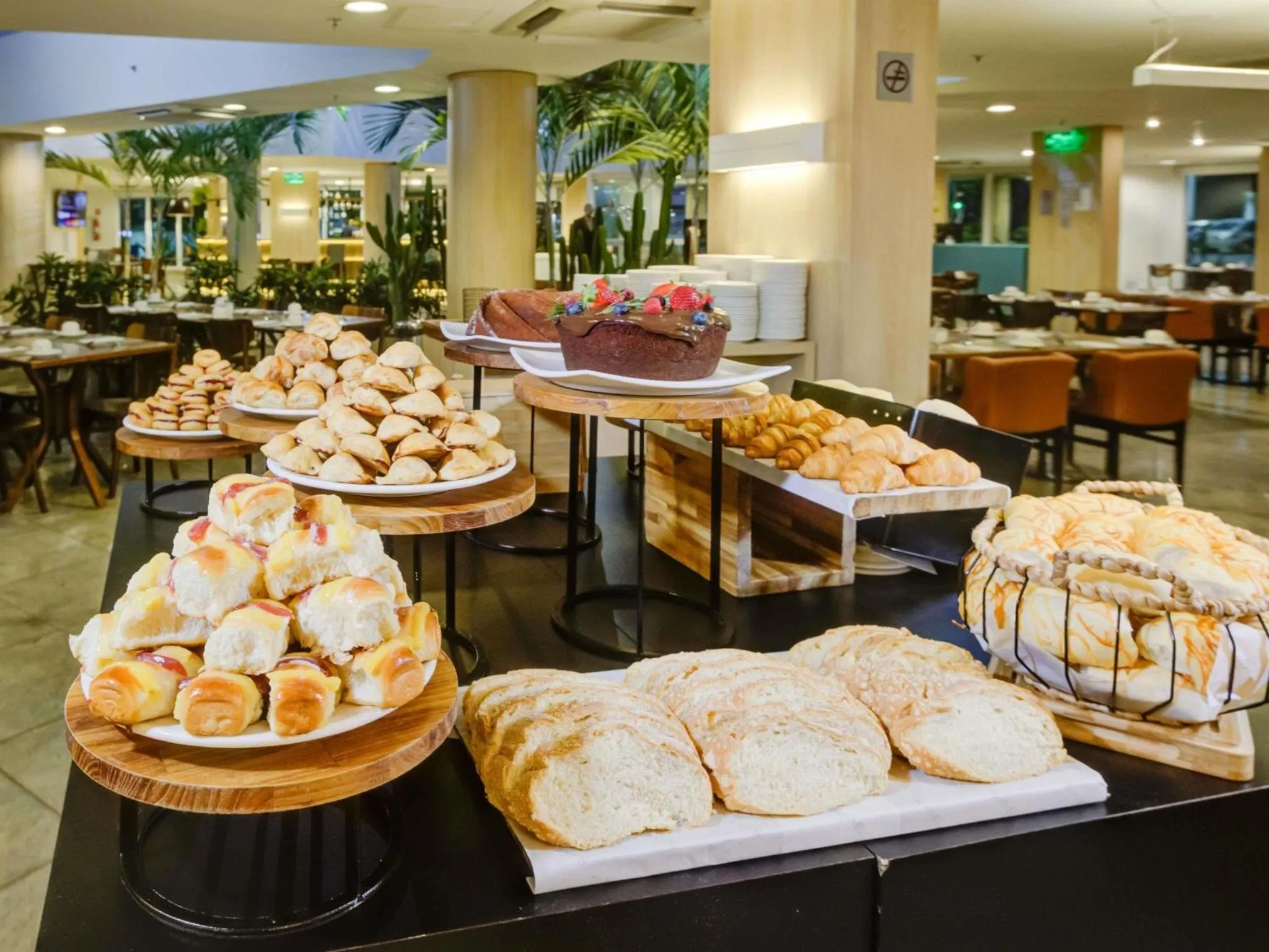 Un buffet propose une grande variété de pâtisseries et de pains.