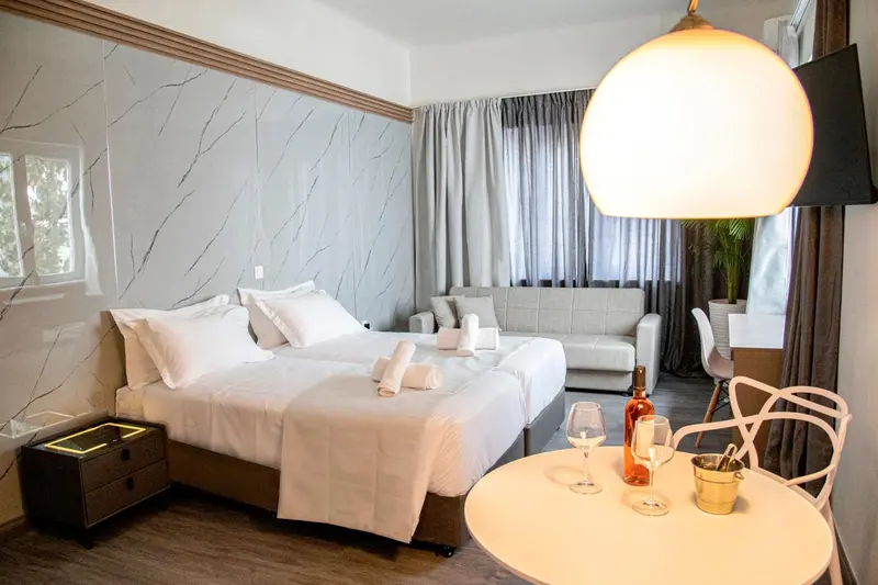 Une chambre lumineuse avec un lit fait et une table basse.