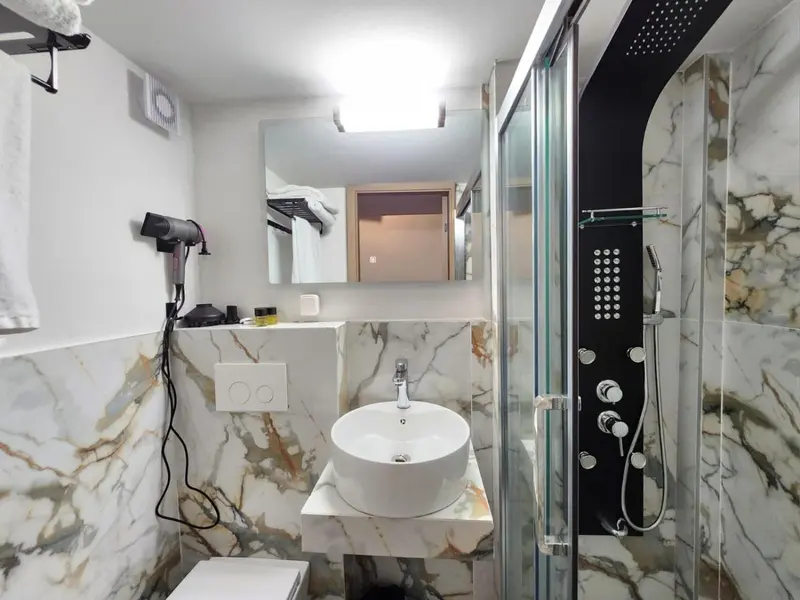 Une salle de bain moderne avec douche à l'italienne et lavabo.
