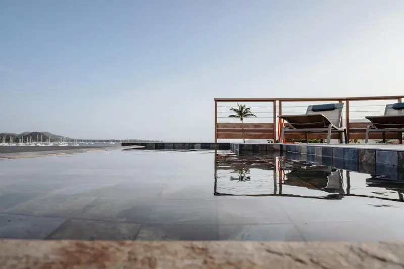 Une piscine à débordement offre une vue sur la mer et la côte.