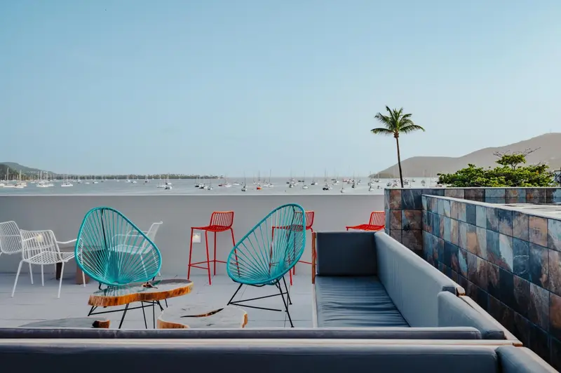 Terrasse avec mobilier d'extérieur et vue sur une baie.
