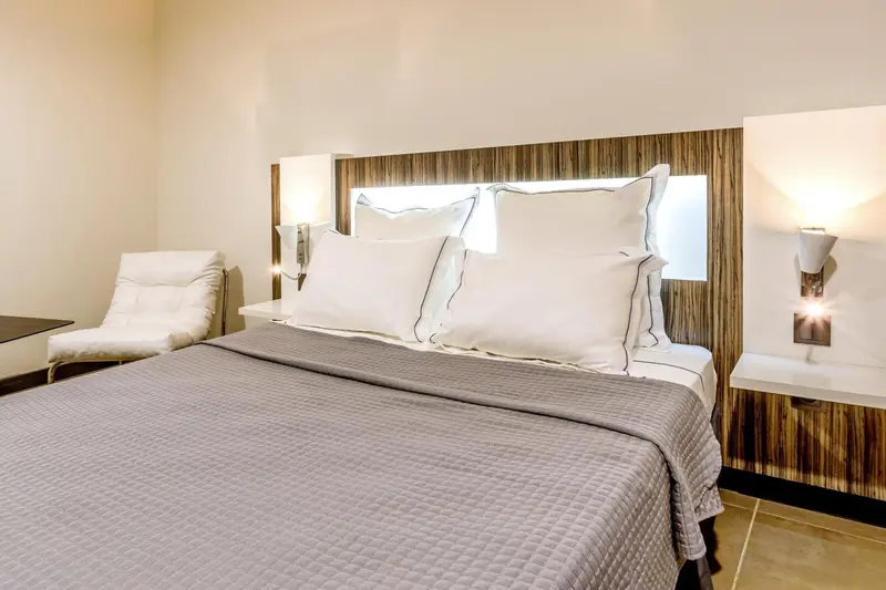 Une chambre avec un grand lit et des tables de chevet.