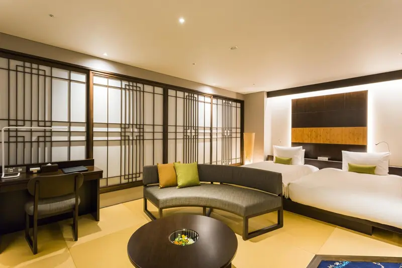 Une chambre moderne avec un canapé et deux lits simples.