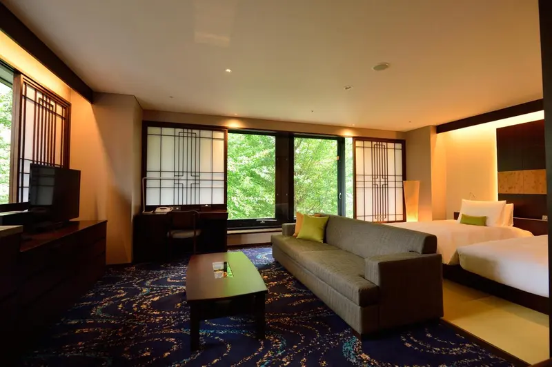 Espace de vie intérieur avec canapé, bureau et lit.
