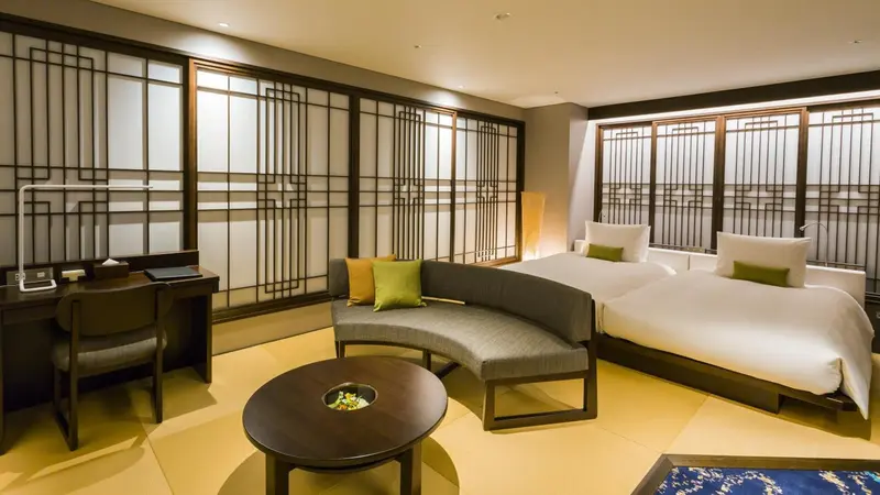 Espace de vie intérieur avec canapé, table basse et lits simples.