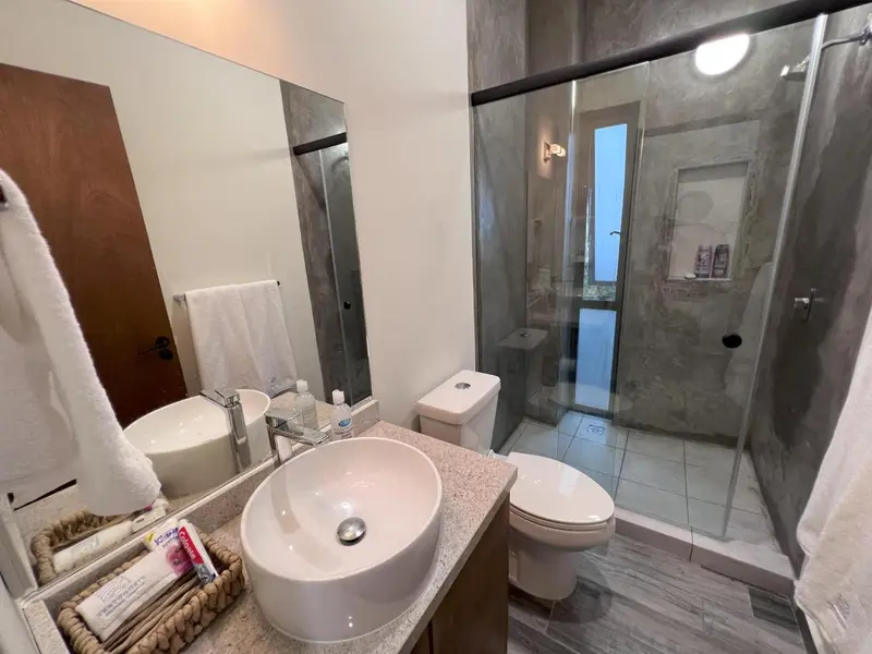 Une salle de bain moderne avec douche à l'italienne et vasque.