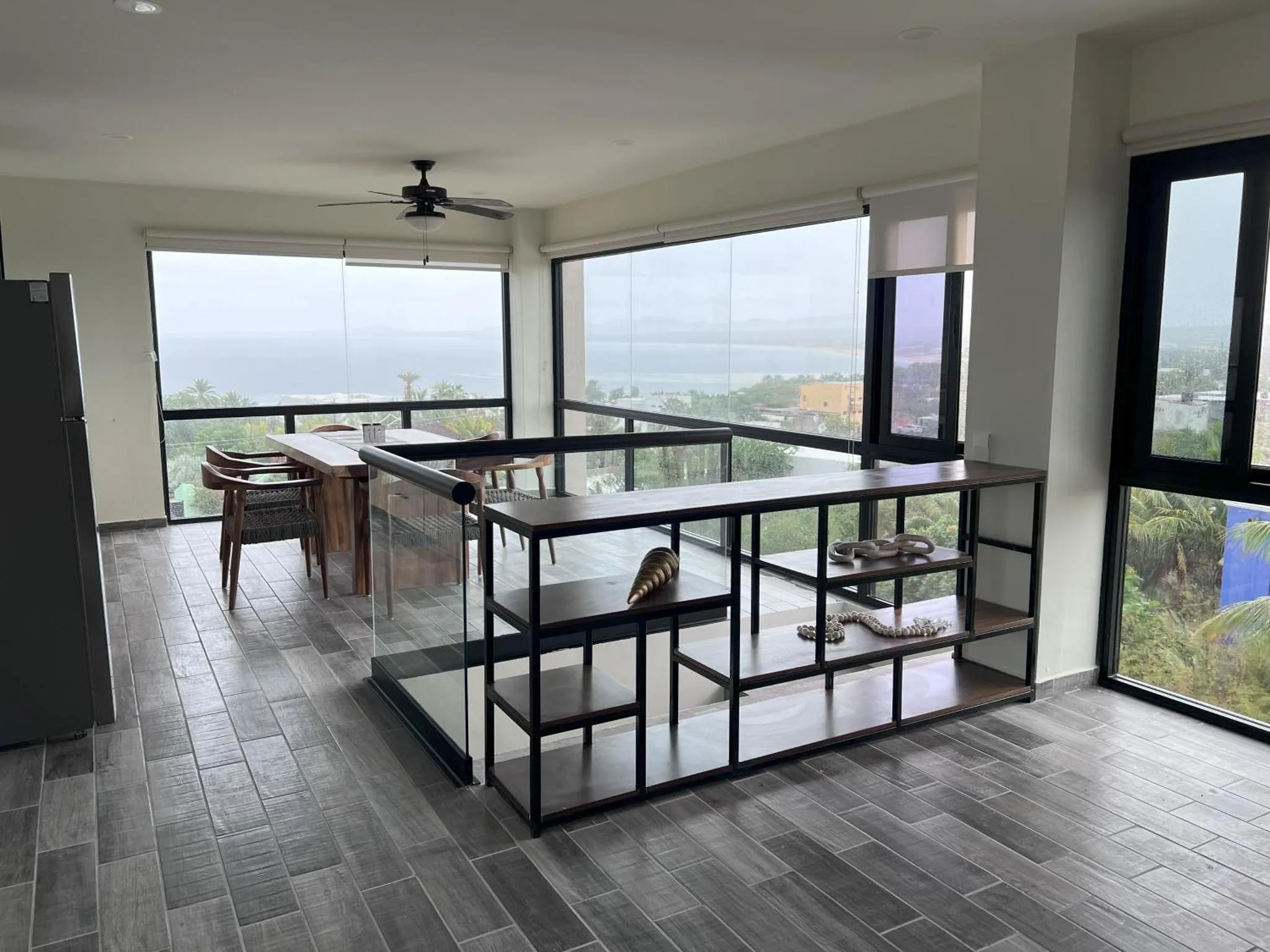 Espace de vie lumineux avec vue sur la mer et mobilier contemporain.