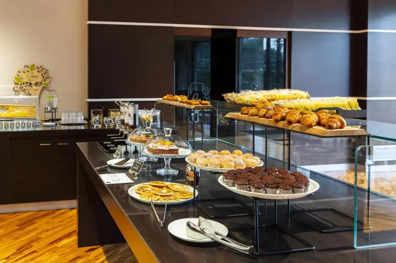 Un buffet propose une variété de pâtisseries et de viennoiseries.