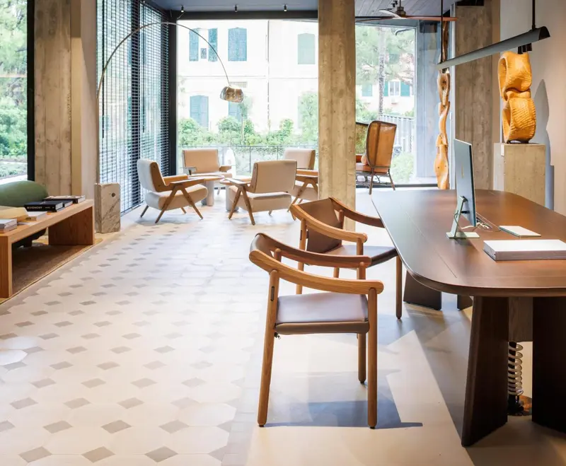 Un espace de réception lumineux avec un comptoir en bois et des fauteuils confortables.