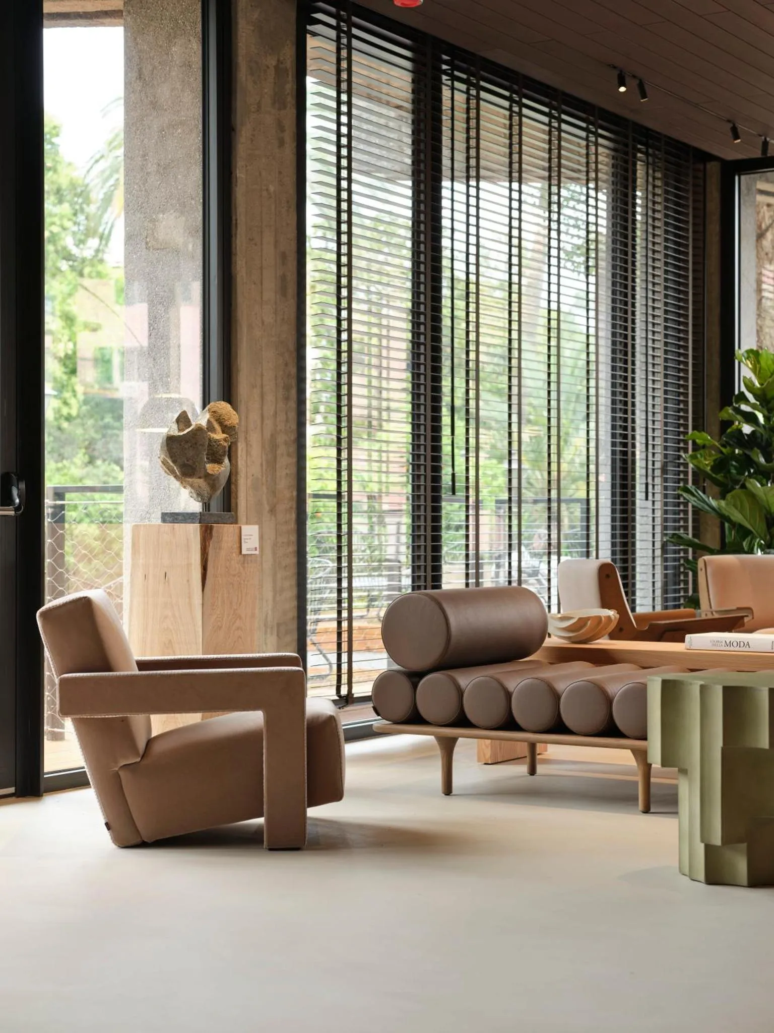Un espace de détente intérieur avec des fauteuils et des plantes.