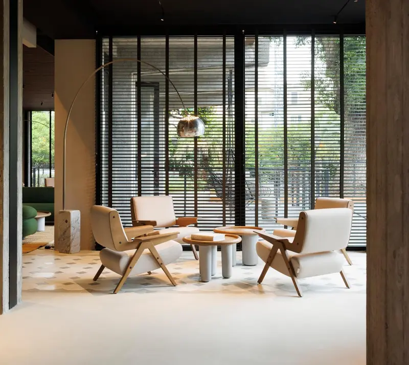 Un espace de détente intérieur avec des fauteuils et des tables basses.