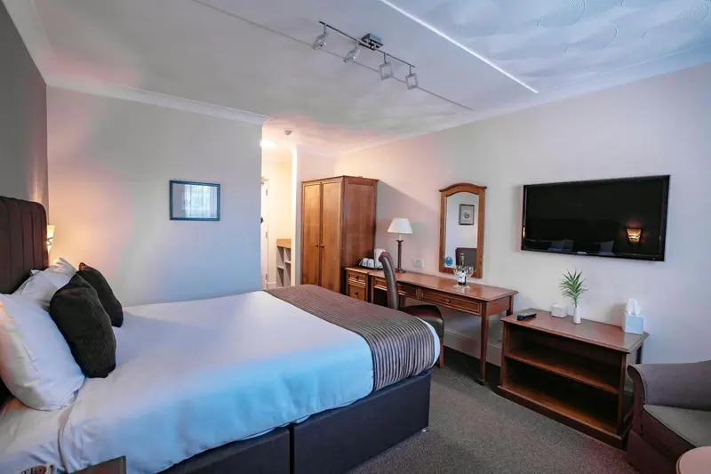Une chambre d'hôtel avec un grand lit et un bureau.