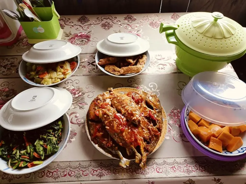 Une table garnie de divers plats et de vaisselle.
