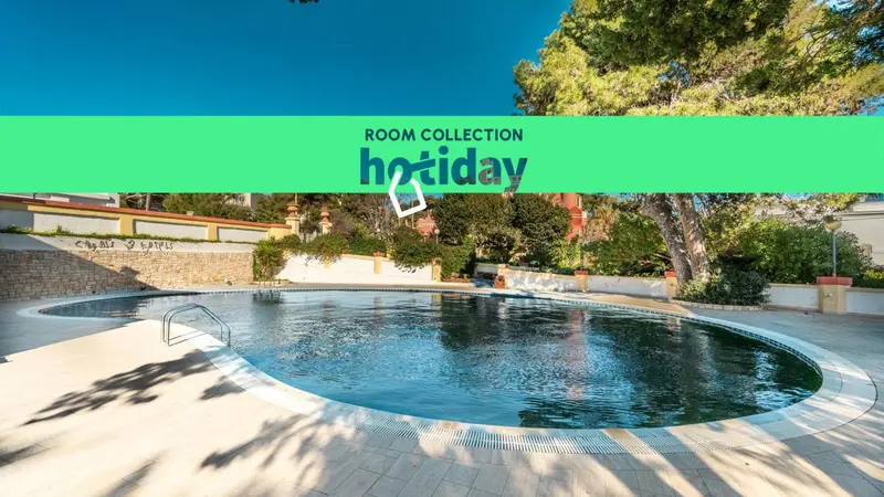 Une piscine rectangulaire entourée d'une terrasse carrelée ensoleillée.