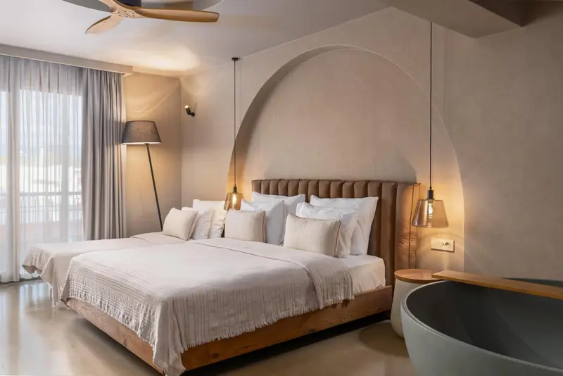 Une chambre lumineuse avec un grand lit et une décoration sobre.